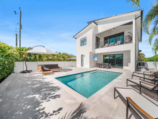 Luxury retreat in Naples - 4-Bedroom Home with Private Pool
